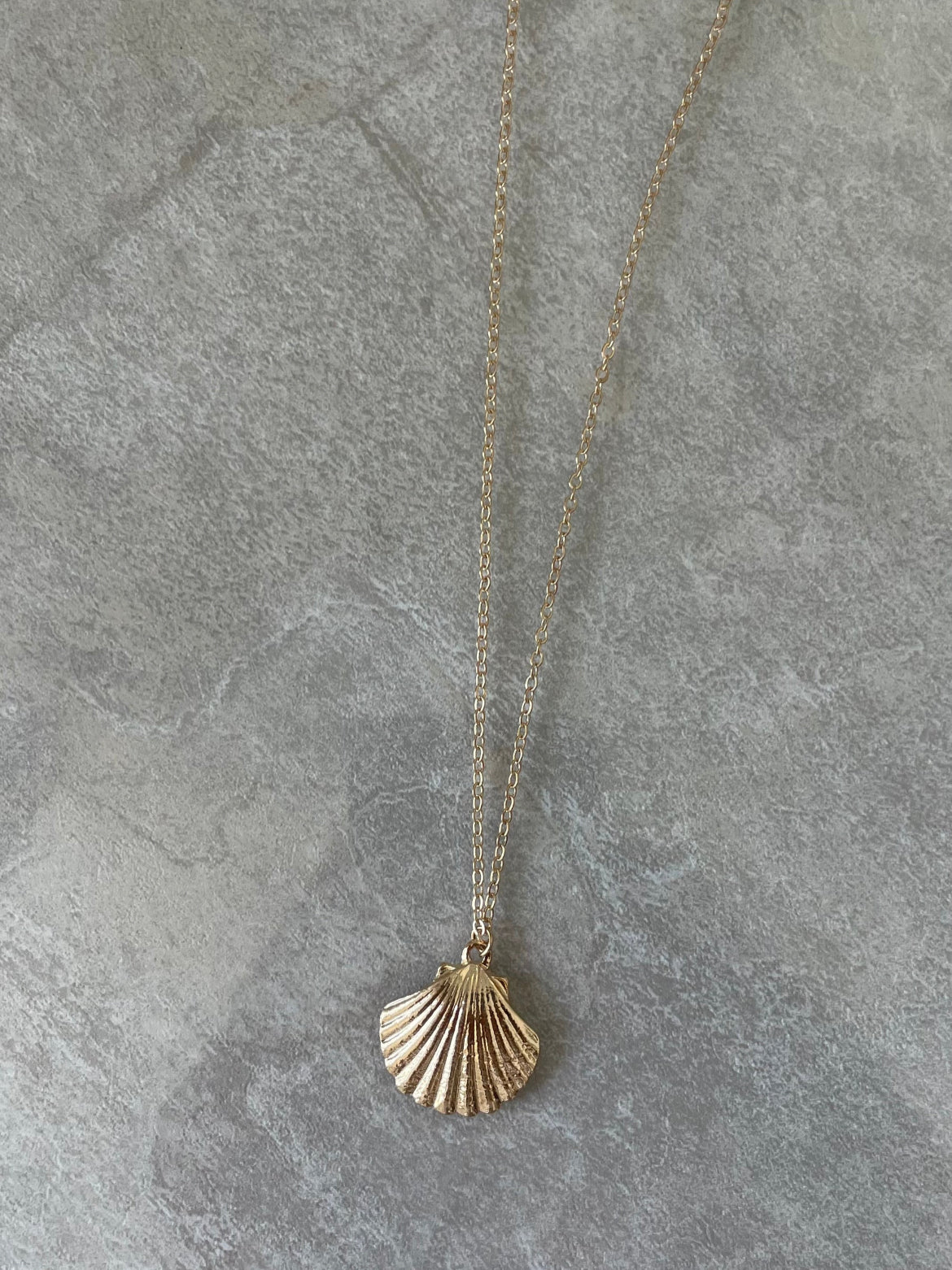 MUSSEL SHELL NECKLACE